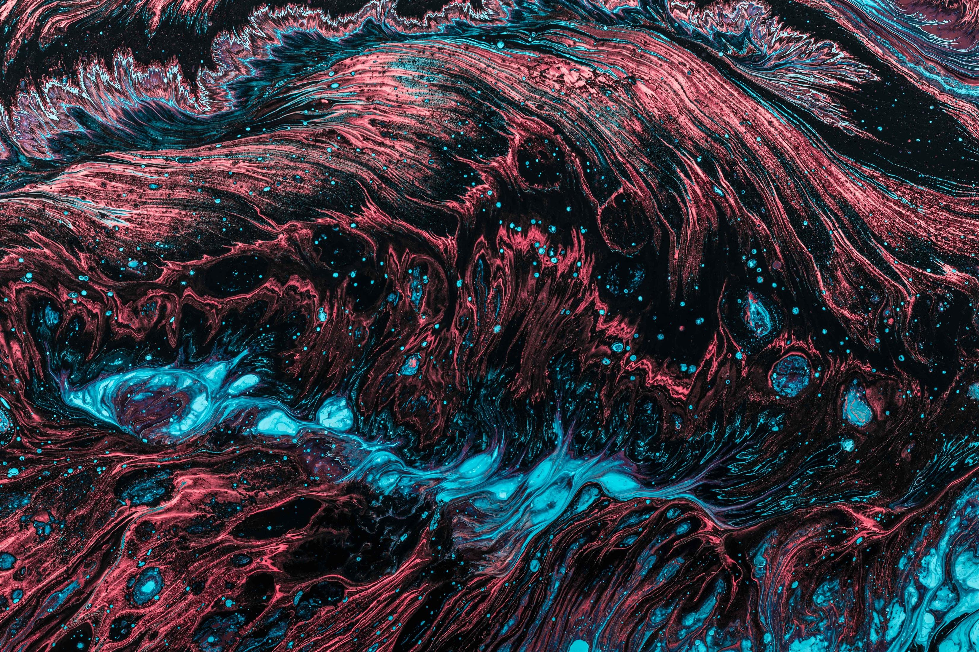 Atmosphärisches Team-Visual — warme Plasma-Komposition in Rot und Teal.