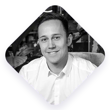 Junger Berater mit weißem Hemd