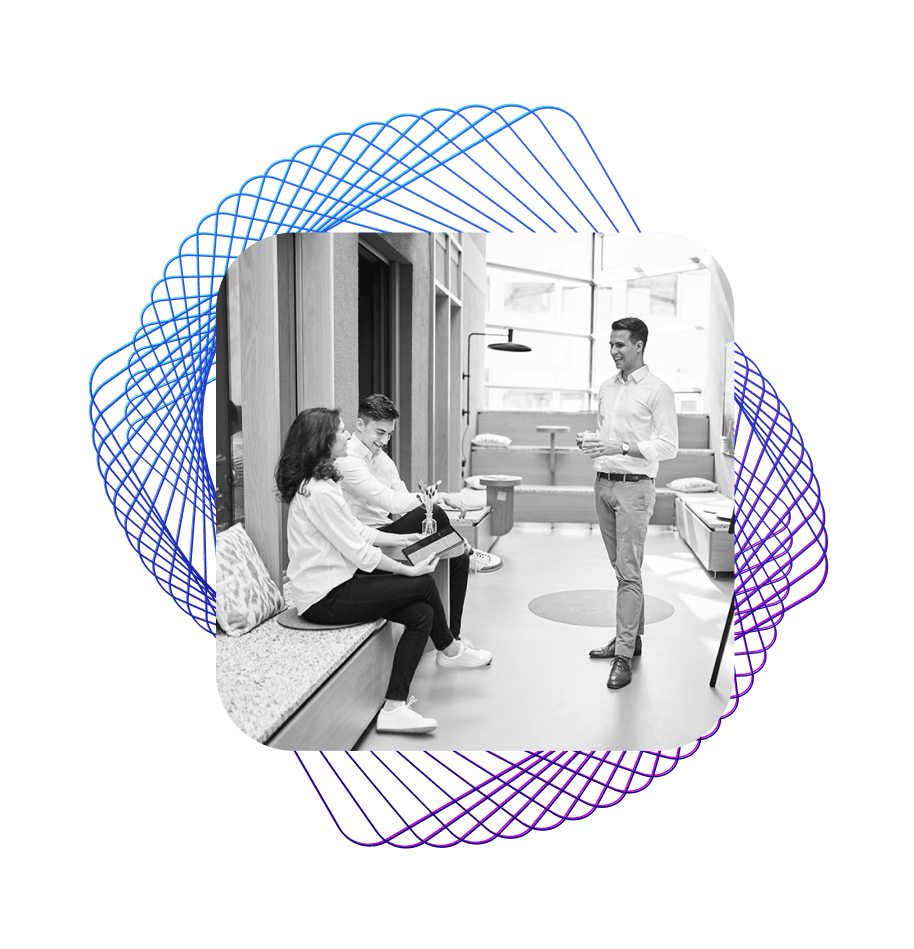 Kollegen beim zusammenarbeiten